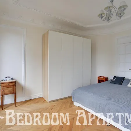 Eiffel Tower View Bed & Breakfast *