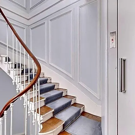 Eiffel Tower View Rose, #2 Bed & Breakfast Paris