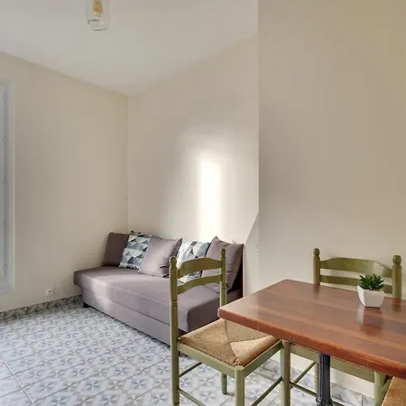 Eiffel Tower View Rose, #2 Bed & Breakfast 4*
