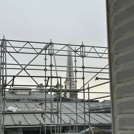 Eiffel Tower View Rose, #2 Bed & Breakfast Paris