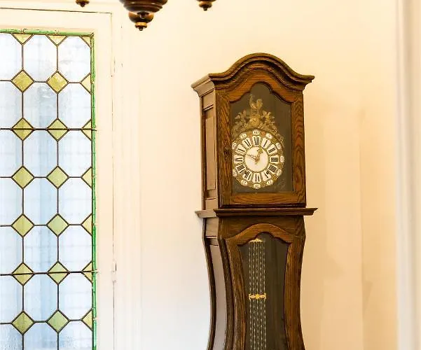 Eiffel Tower View Rose, #2 Bed & Breakfast 4*