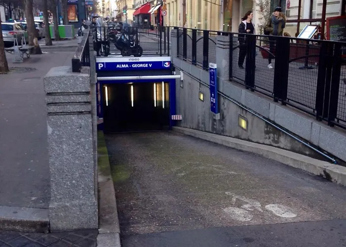 Eiffel Tower View Rose, #2 Bed & Breakfast