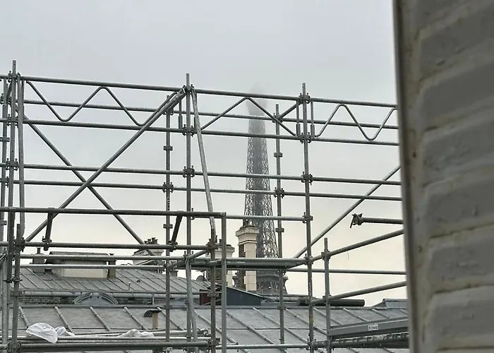 Eiffel Tower View Rose, #2 Bed & Breakfast Paris